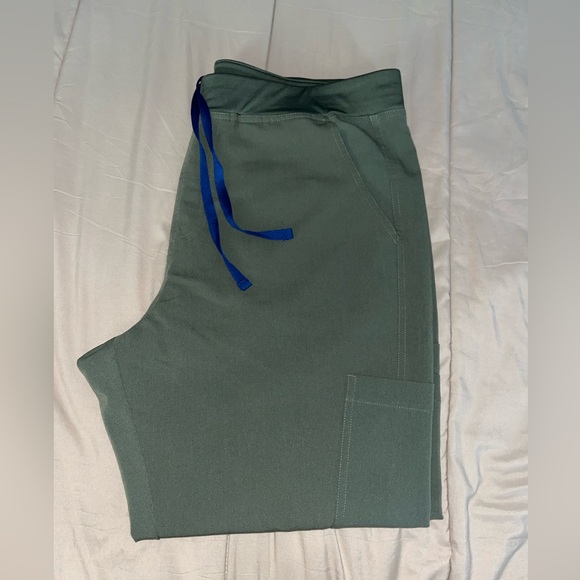 Slim Axim Cargo Scrub Pants - Picture 3 of 4